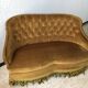 Banquette crapaud vintage capitonnée en velours or