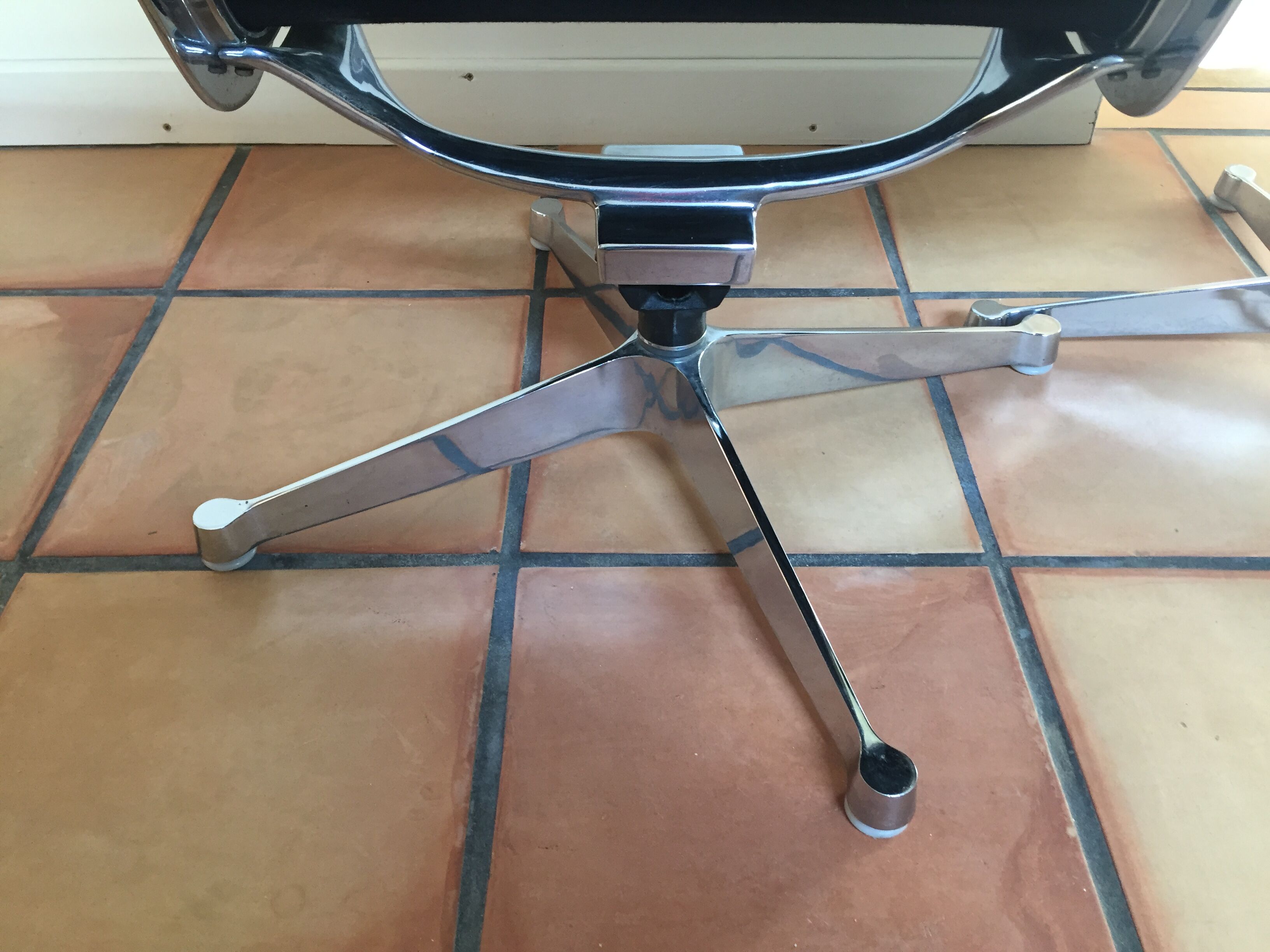 Ea116 lounger and its ottoman Ea125 Charles & Ray Eames for Herman Miller