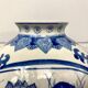 Vase chinois en porcelaine bleu blanc décoré de fleurs de lotus