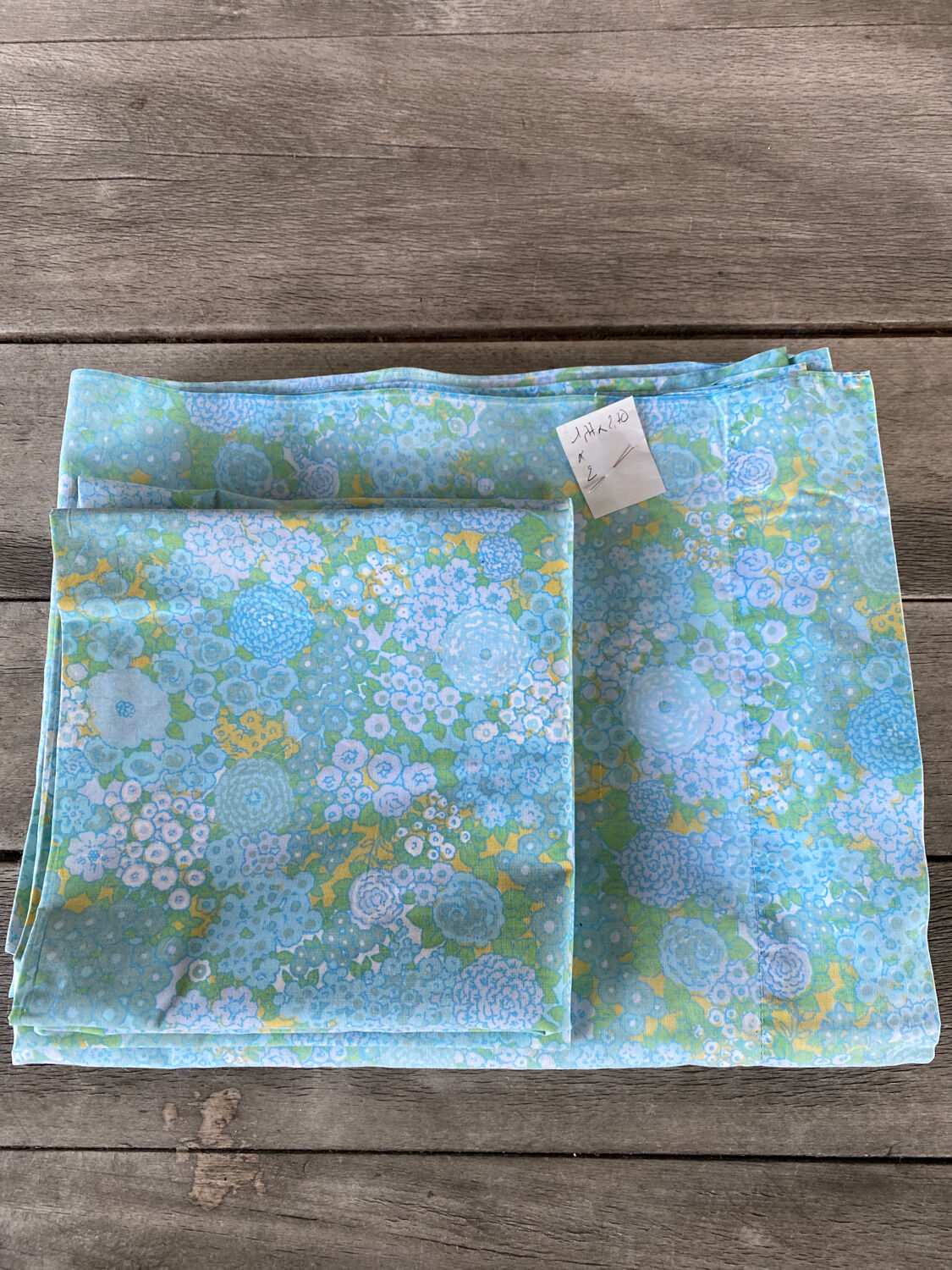 2 90cm bed sheets and 2 pillow covers