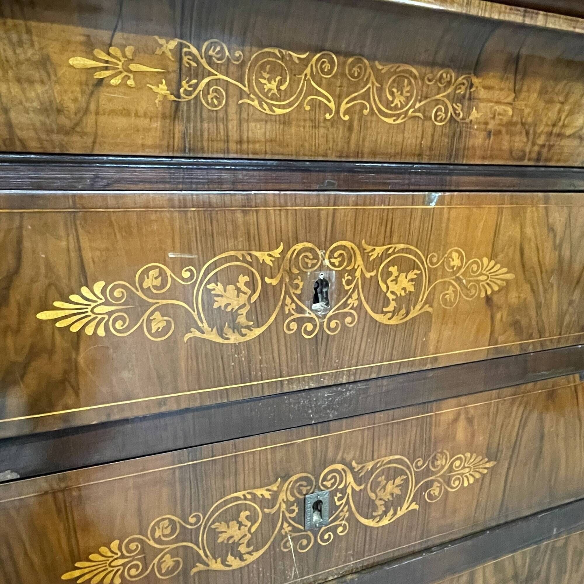 Commode italienne Carlo X datant du 19ème siècle.