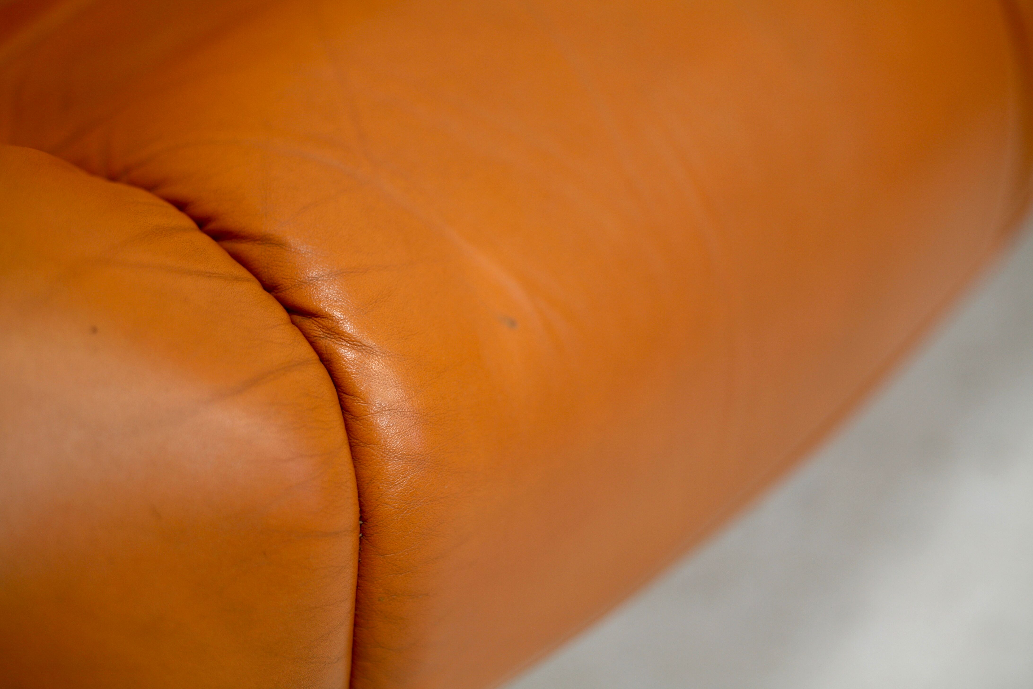 Sofa "space age". Leather, fiberglass, foam, steel. Circa 1970. Orange.