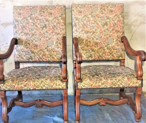 Paire de fauteuils de style louis xiii