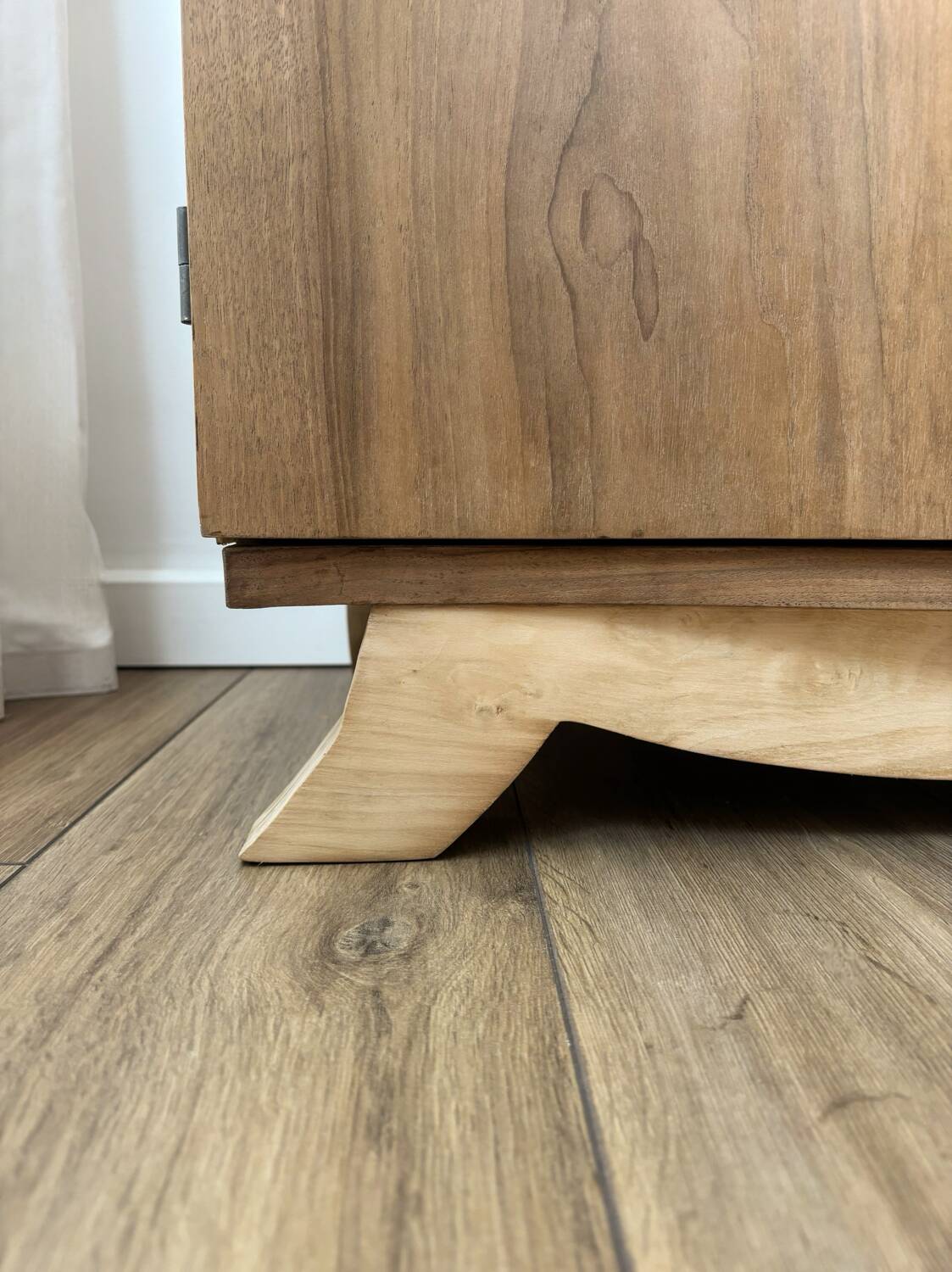 Grand buffet vintage pied moustache renové