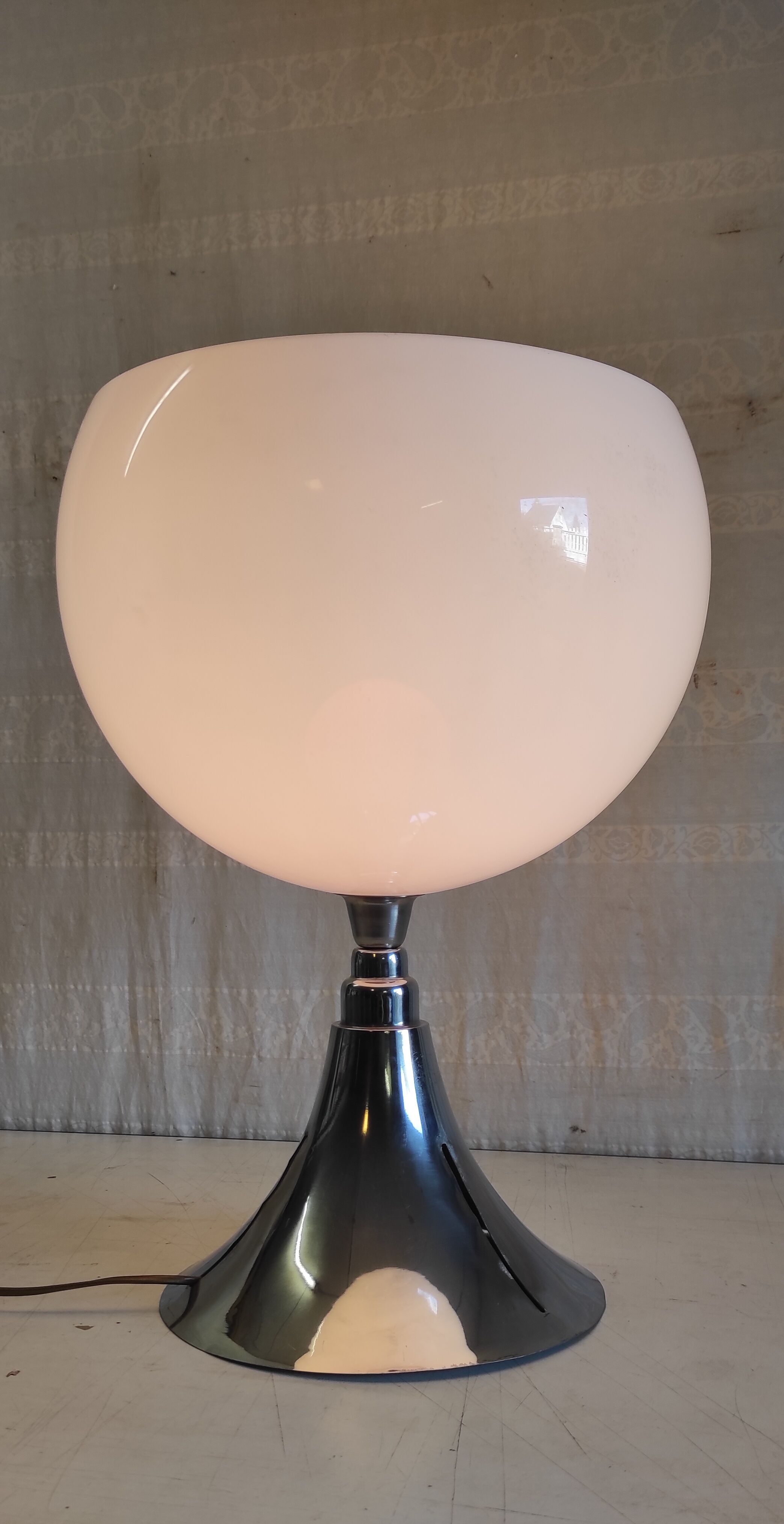 Table lamp in chrome metal and white globe - mid 20th century.