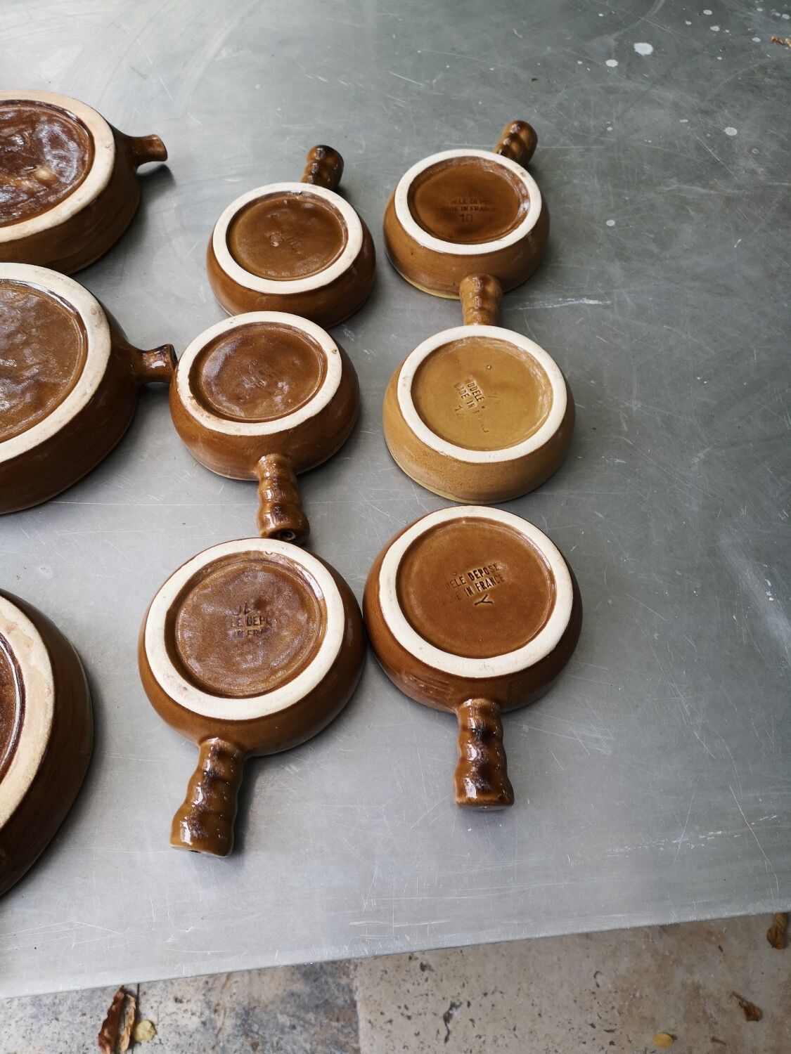 Porcelain snail pans