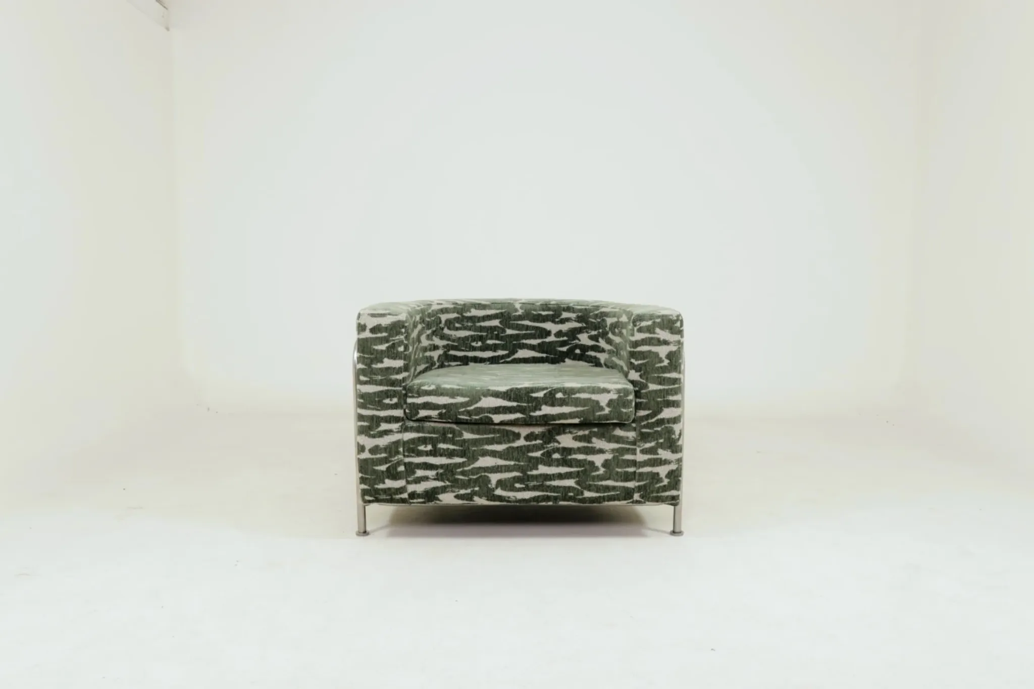 Brutalise lobby longue chair verdigris green 