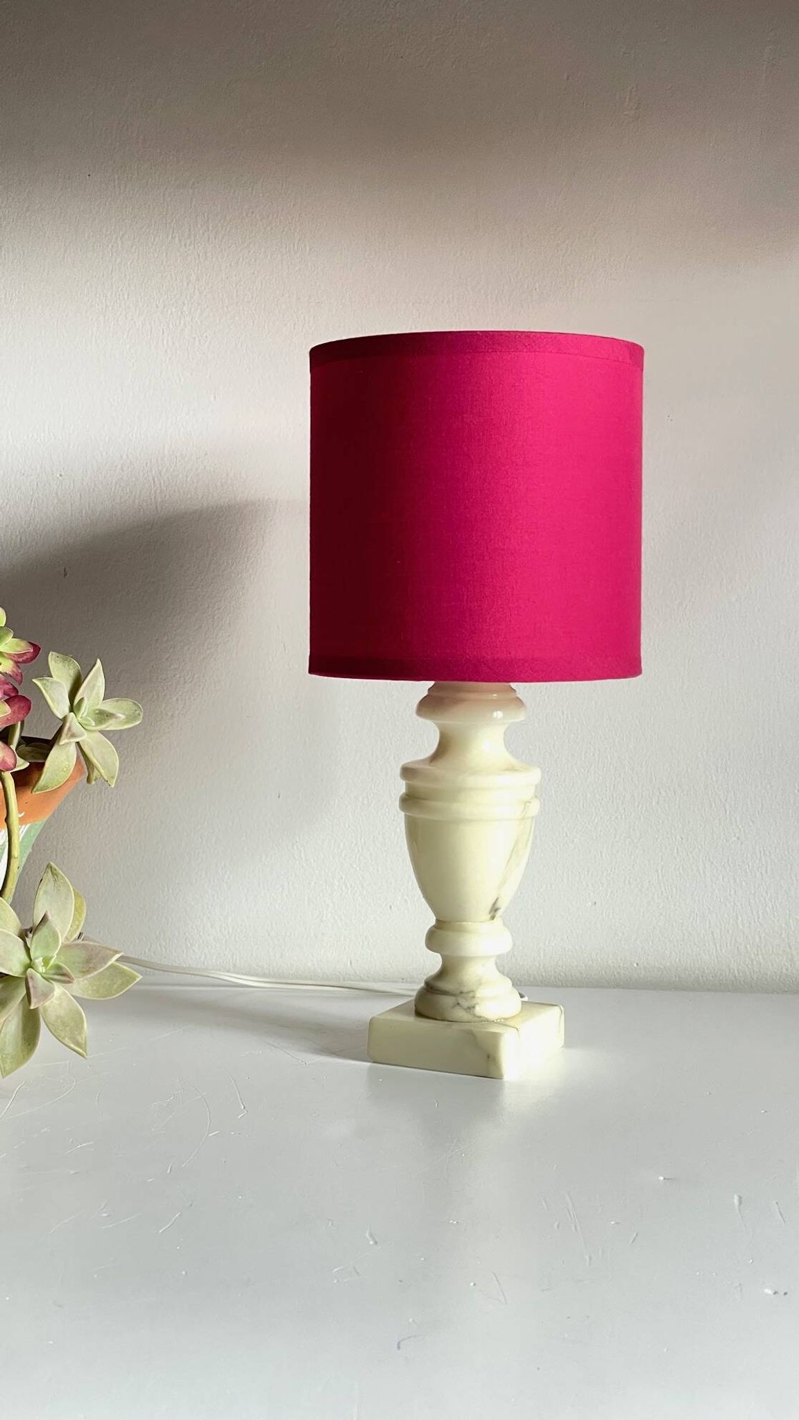 Lampe marbre et tissu fuchsia vintage