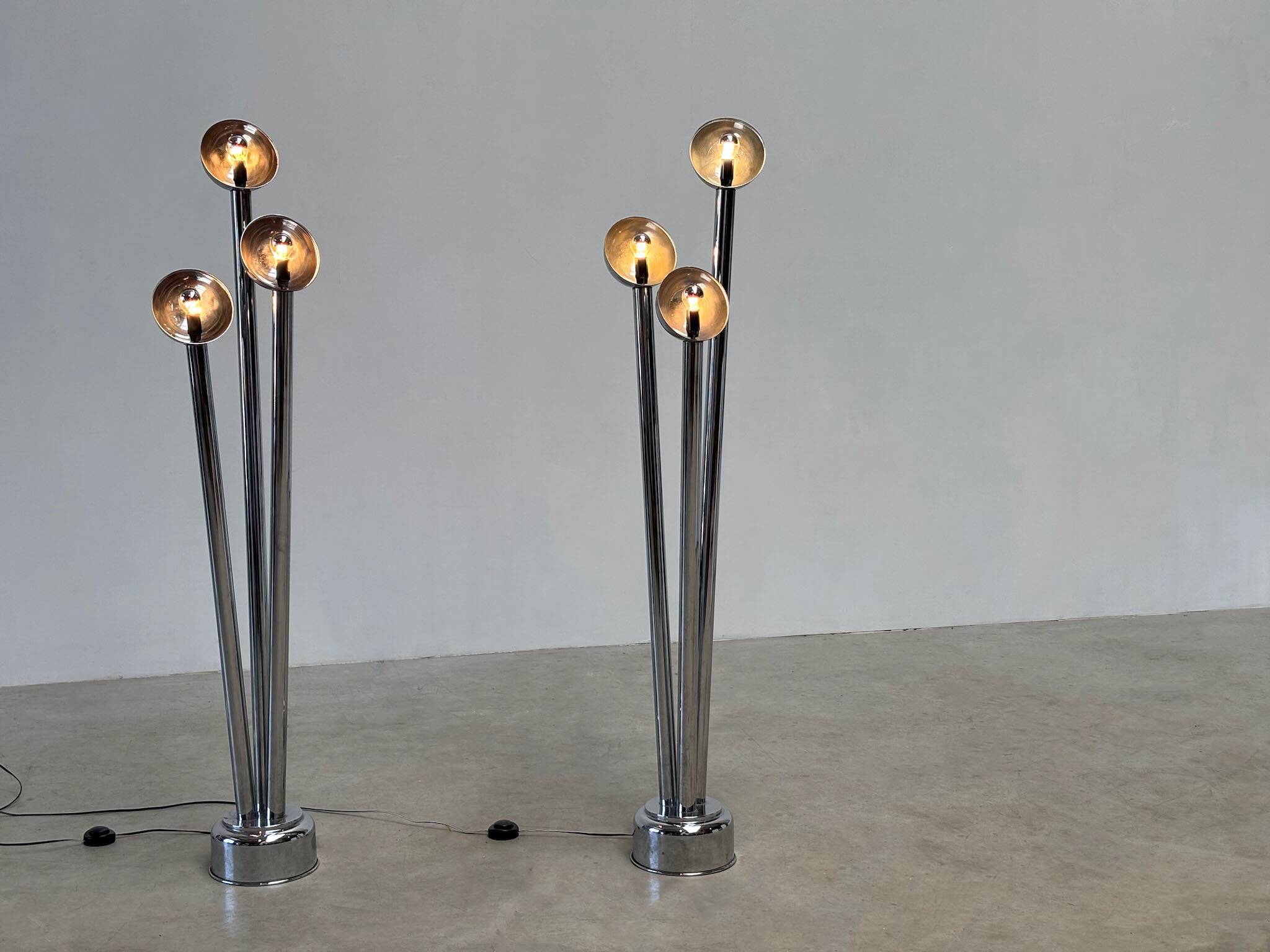 Paire de rares lampadaires chromés de Jules Dewaele