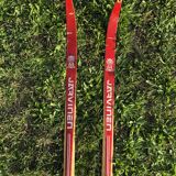 Vintage Esko Järvinen skis with his shoes