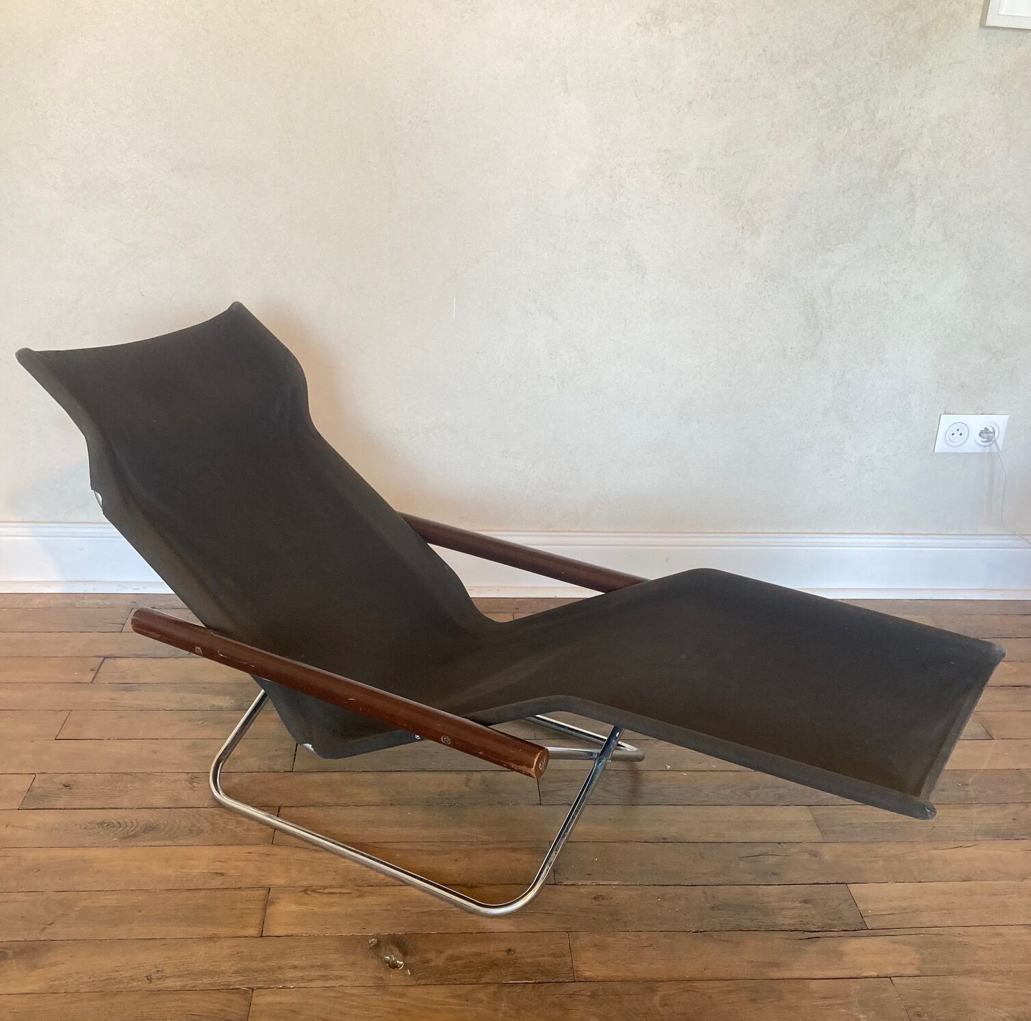 Folding chaise longue model "NY" in chrome metal, wood and fabric by Takeshi NII