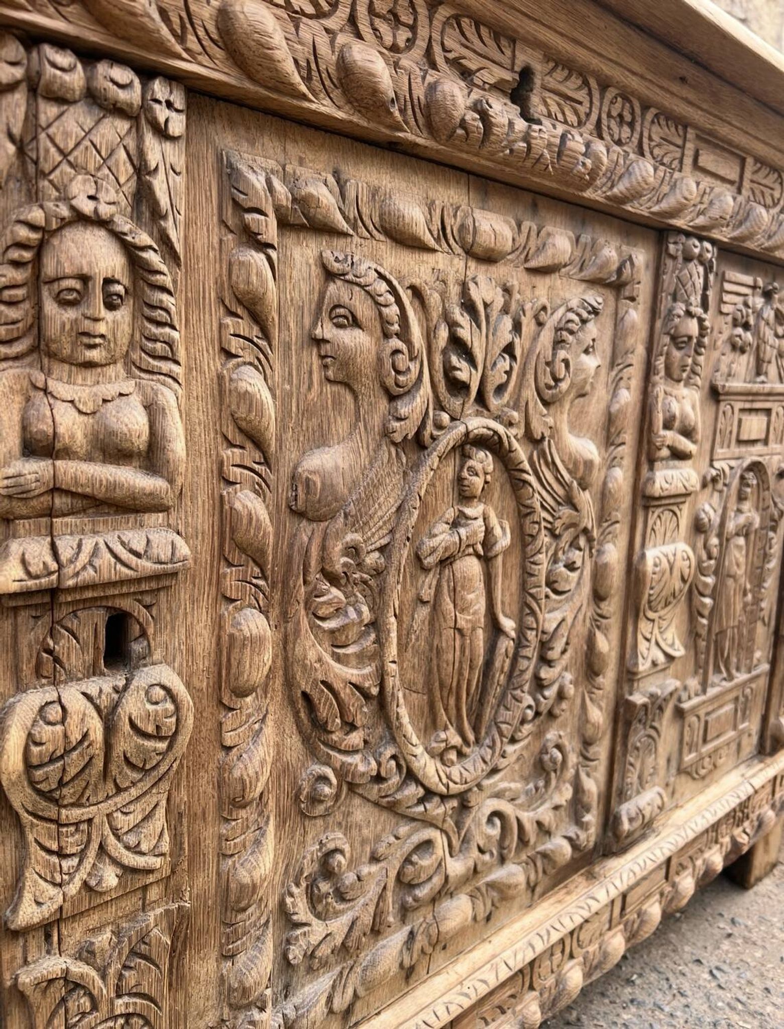 Grand Renaissance buffet in oak