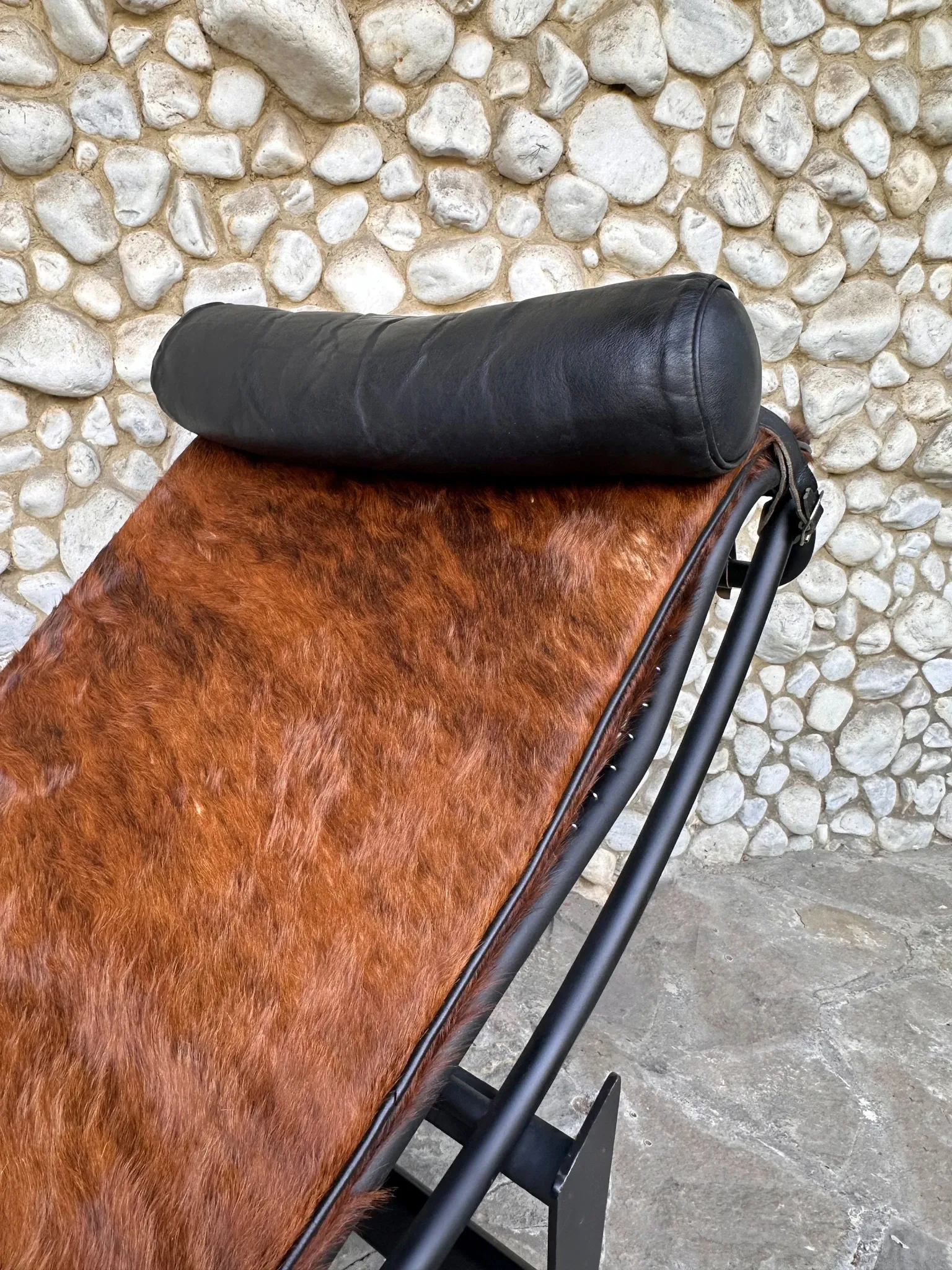 LC4 chaise longue in cowhide and black frame by Cassina, 1970–80