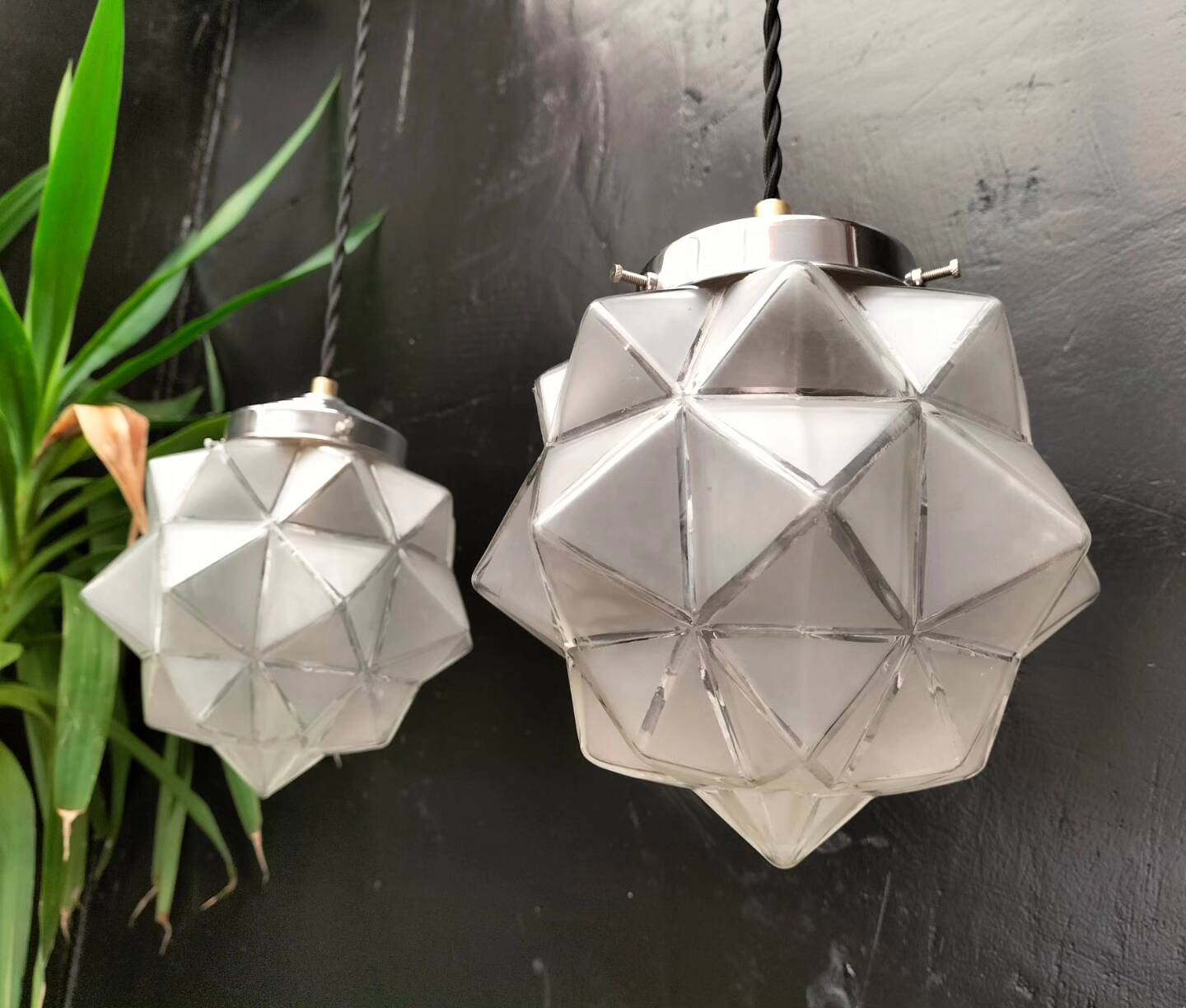Paire de suspensions art déco en verre