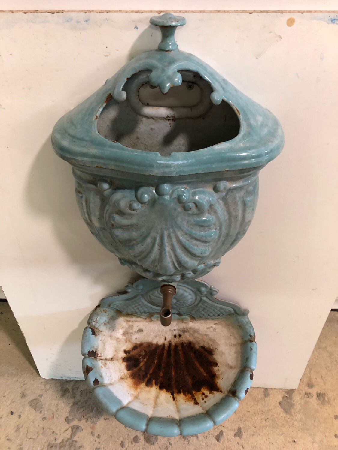 Enamelled cast iron fountain