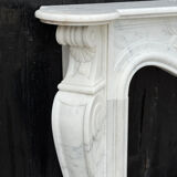 Cheminée de style Louis XV en marbre de Carrare vers 1980