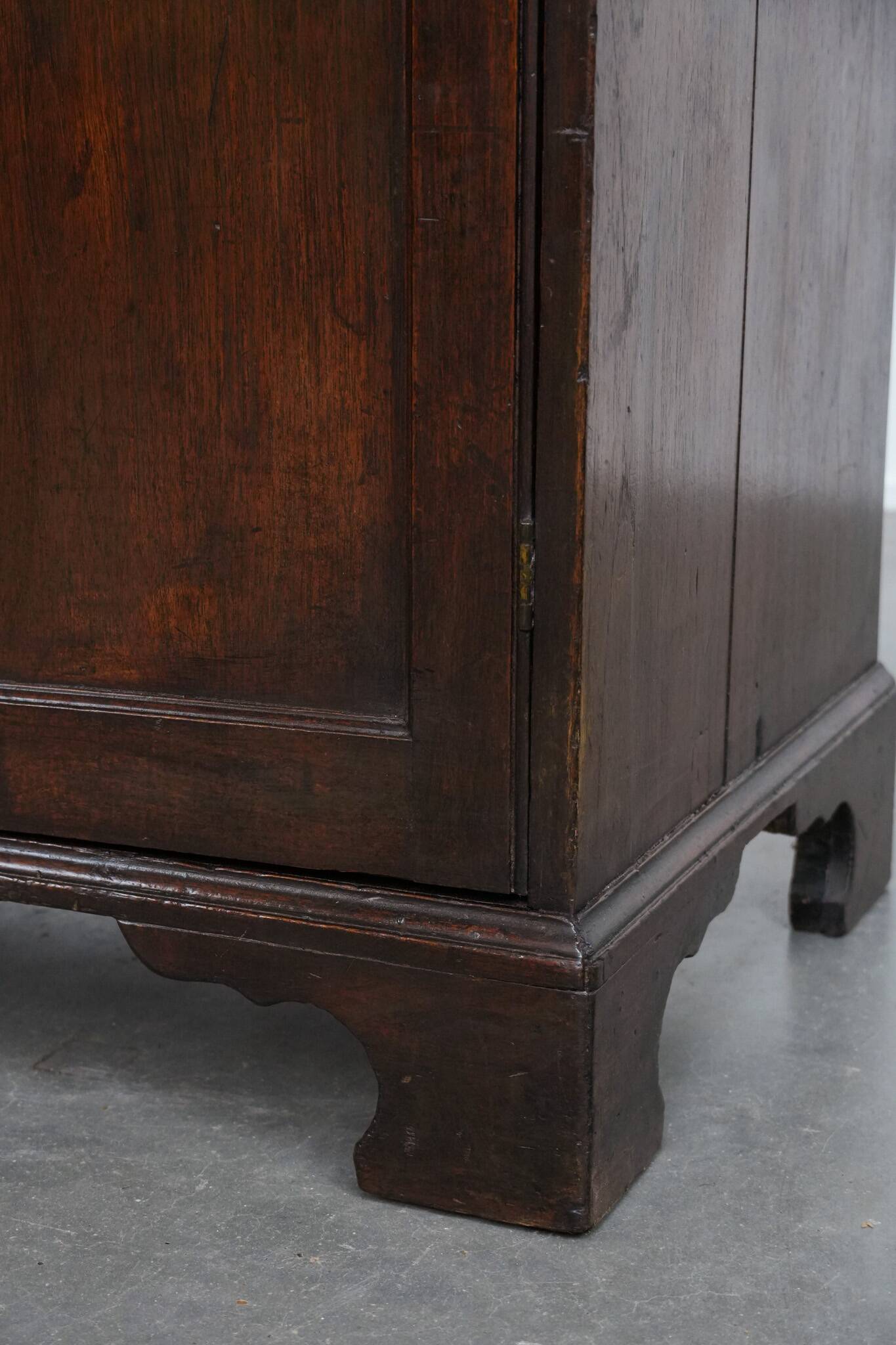 Charmant et intemporel meuble-commode ancien en chêne anglais du début du XIXe siècle, avec deux portes et une serrure fonctionnelle.