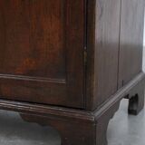 Charmant et intemporel meuble-commode ancien en chêne anglais du début du XIXe siècle, avec deux portes et une serrure fonctionnelle.