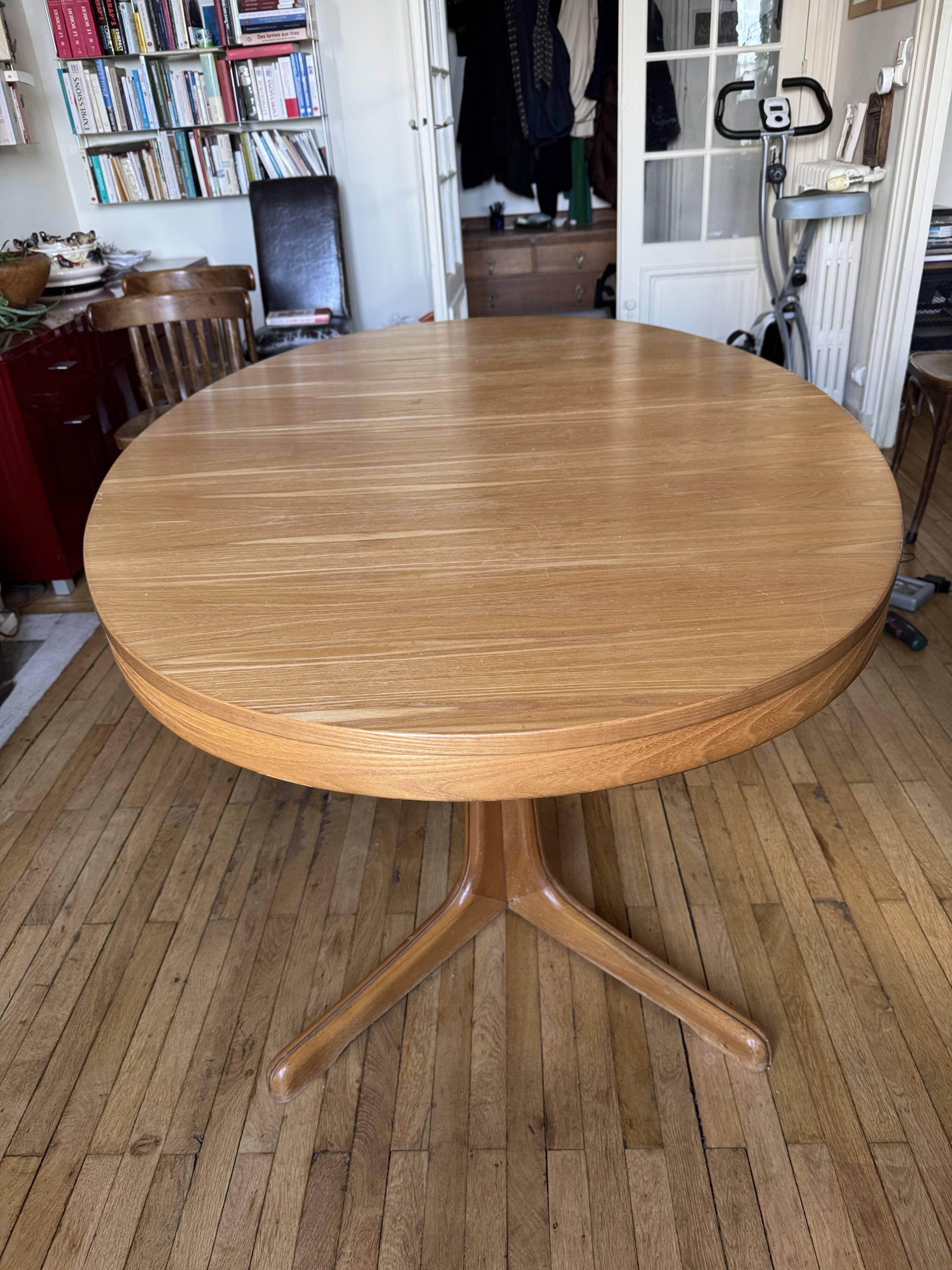 Baumann extendable oval Scandinavian table