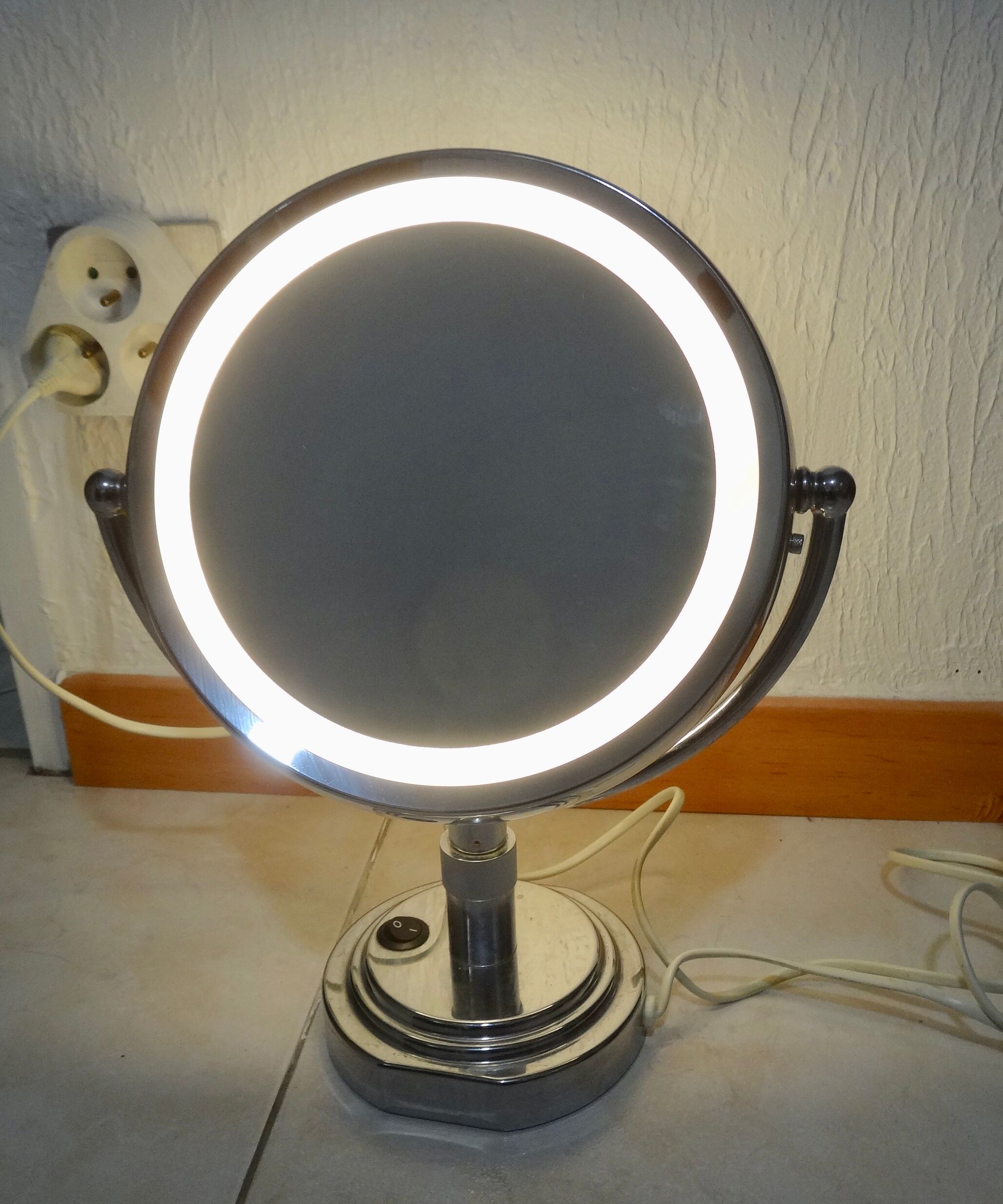 Table with lighting 23x23cm magnifying mirror