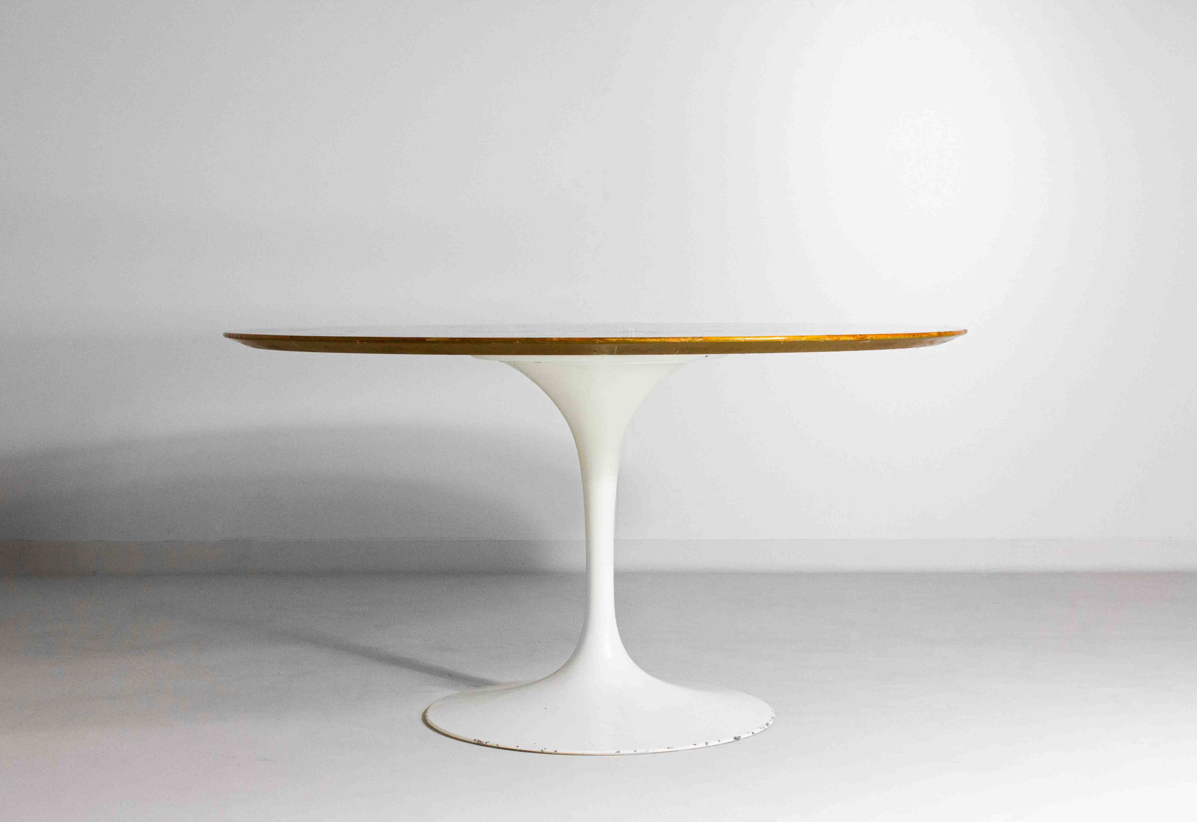 Large tulip table with wooden top by Eero Saarinen, Knoll International 1970s