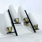 Paire de appliques à double lumière du milieu du siècle en laiton et verre opalin. Italie des années 1950