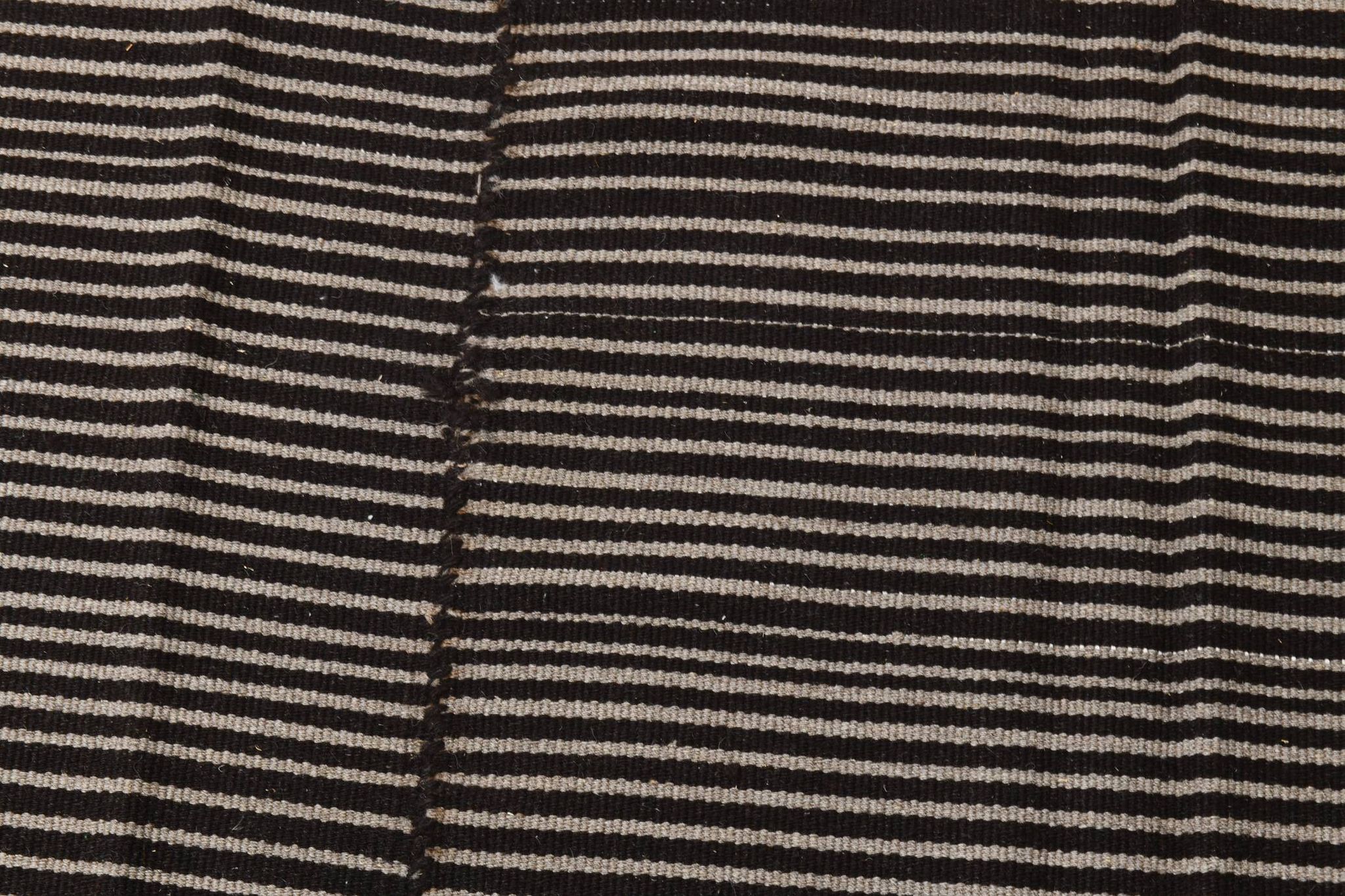Tapis turc à fines rayures noires et grises (6 x 9 po), 183 x 269 cm
