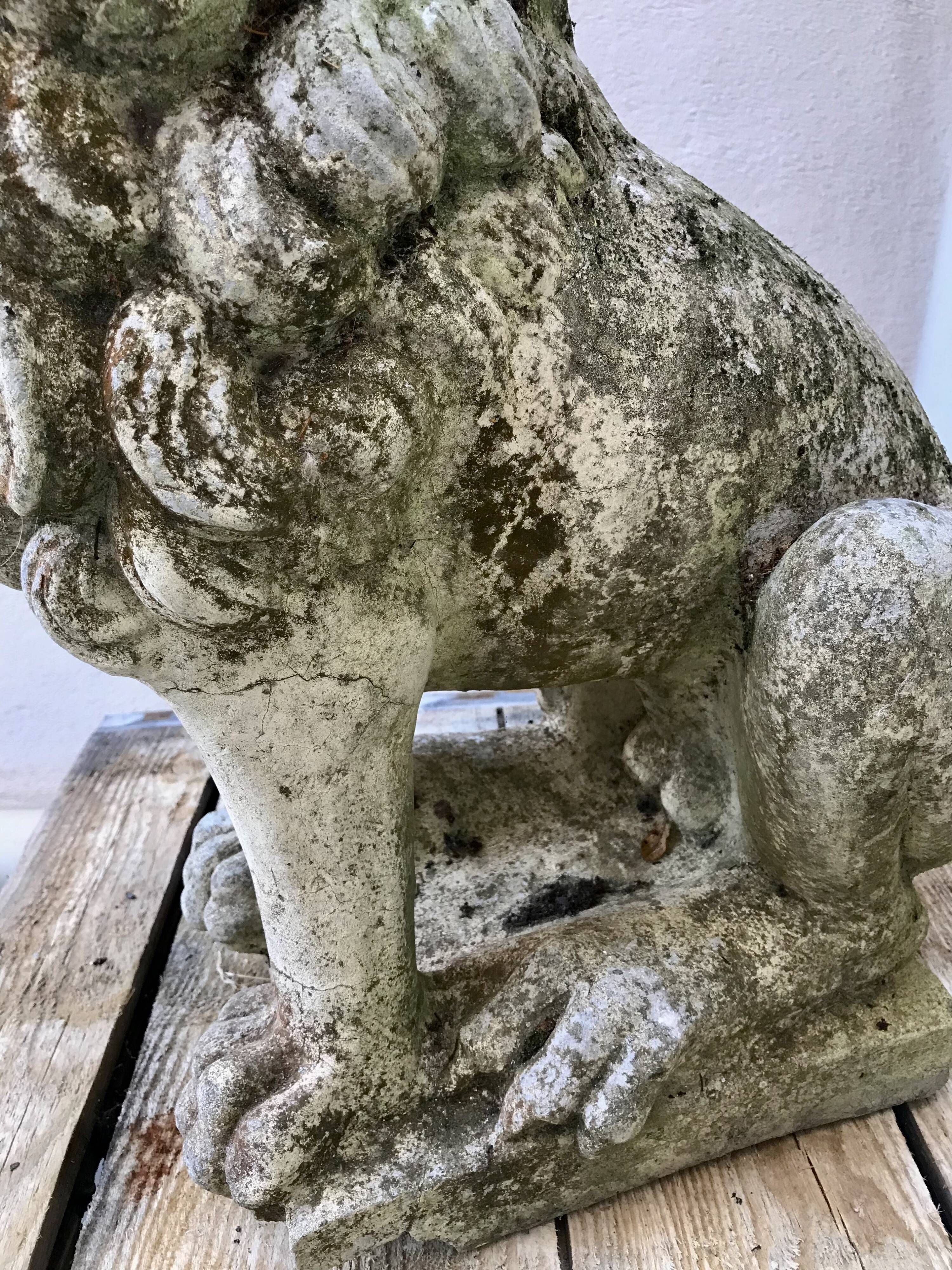 Fountain statue Lion stone reconstituted