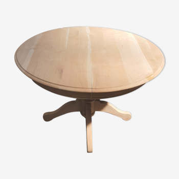 Round table central piece in cherry tree