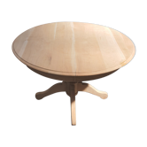 Round table central piece in cherry tree