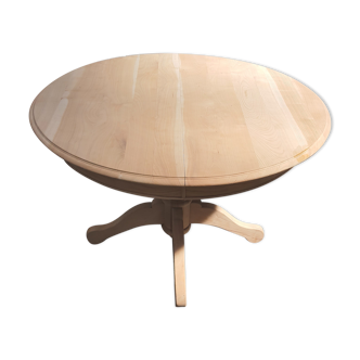 Round table central piece in cherry tree