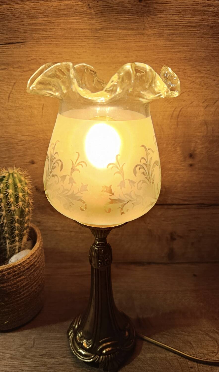 Lampe de table rétro chic bronze, globe à volant, vintage upcyclé