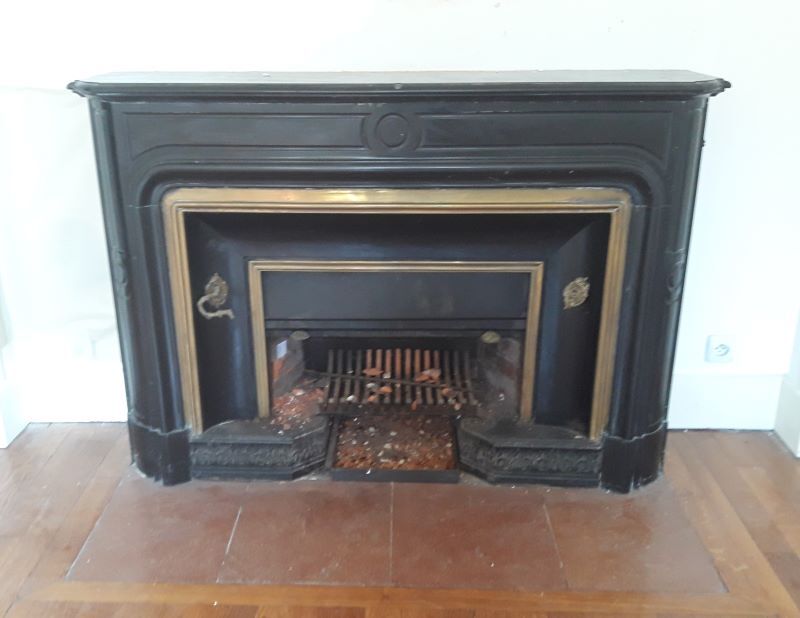 Fireplace XVIII° black marble louis XIV style with narrowed and floor slabs
