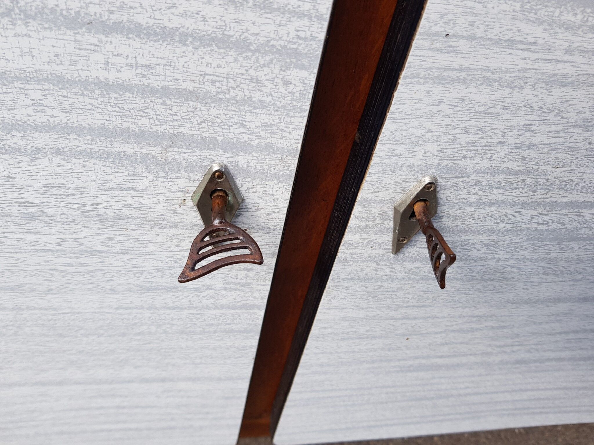 Buffet formica feet compass