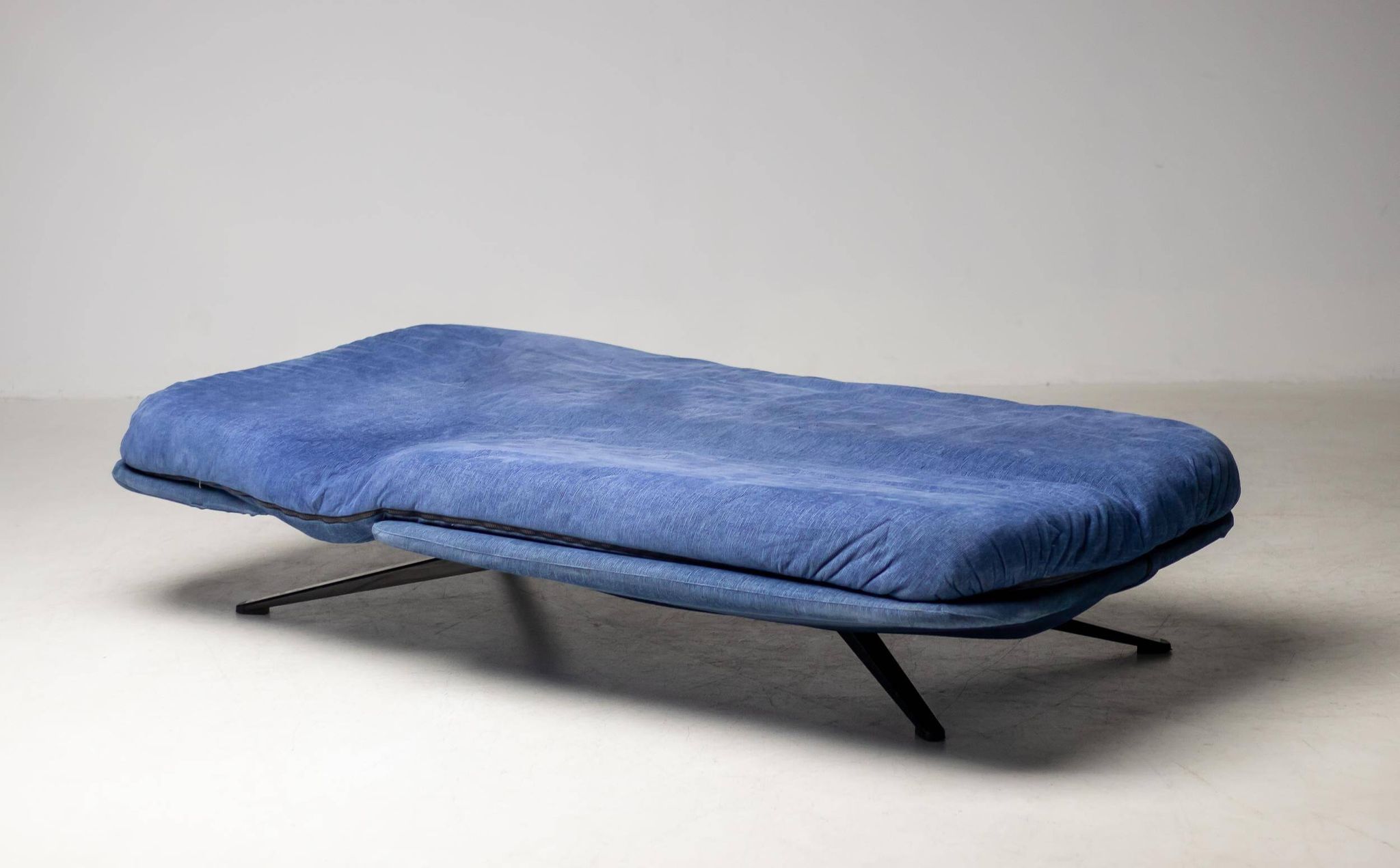 Arflex "Ribalta" adjustable daybed by Fabrizio Ballardini - Italian Versatility