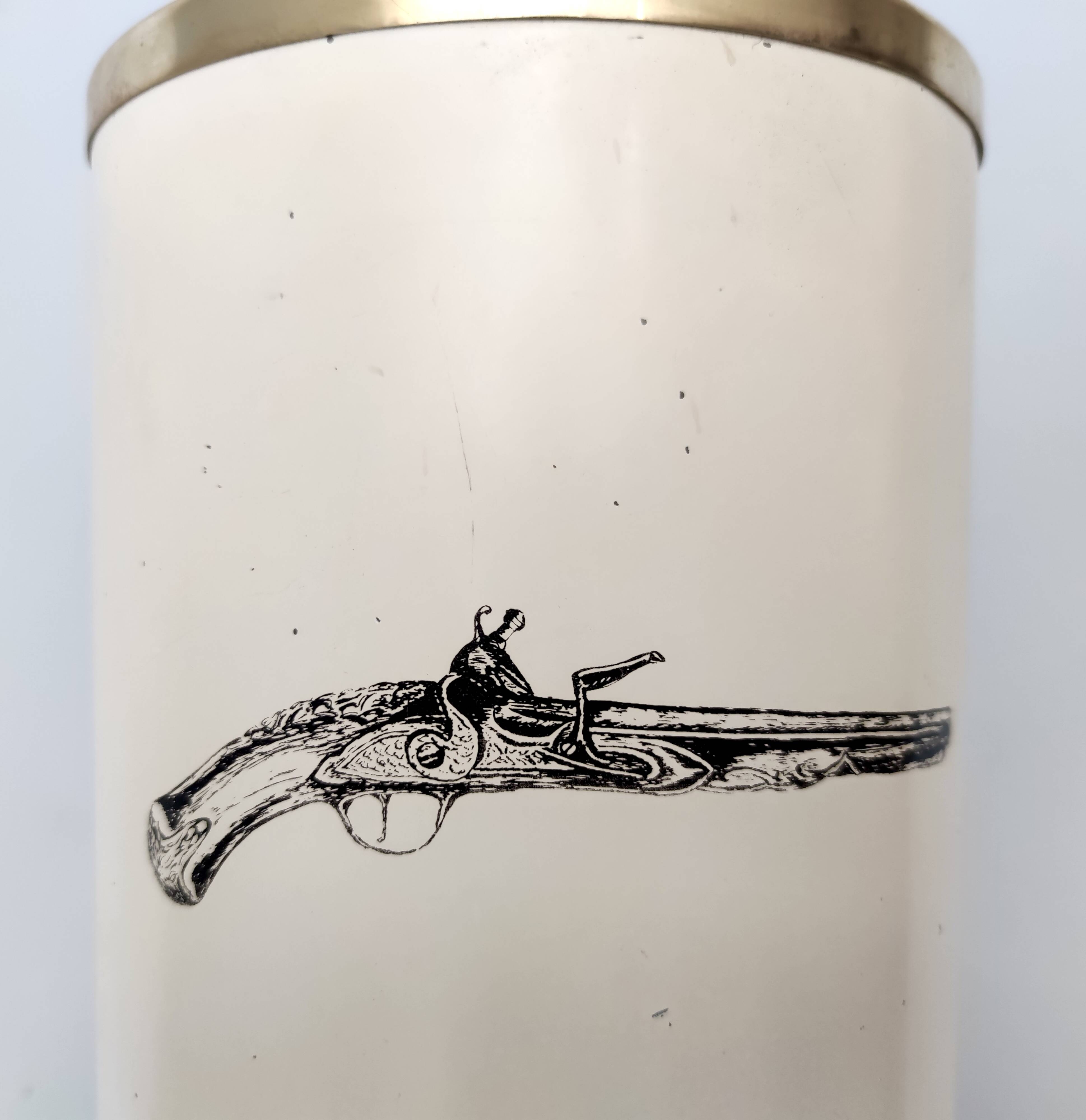 Porte-parapluie en métal verni beige et laiton Attr. à Fornasetti