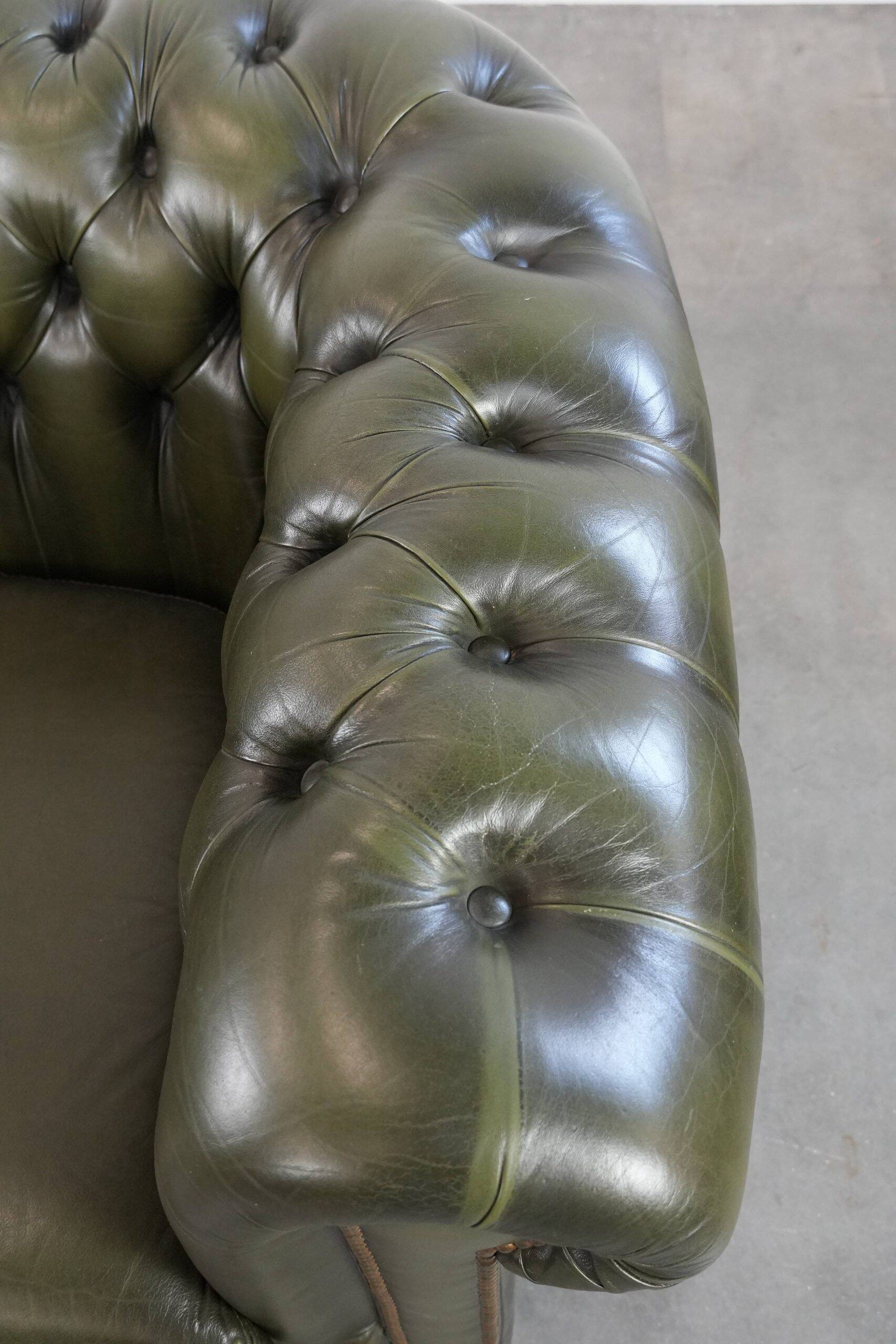 Magnifique fauteuil club en cuir de vachette verte de style anglais.