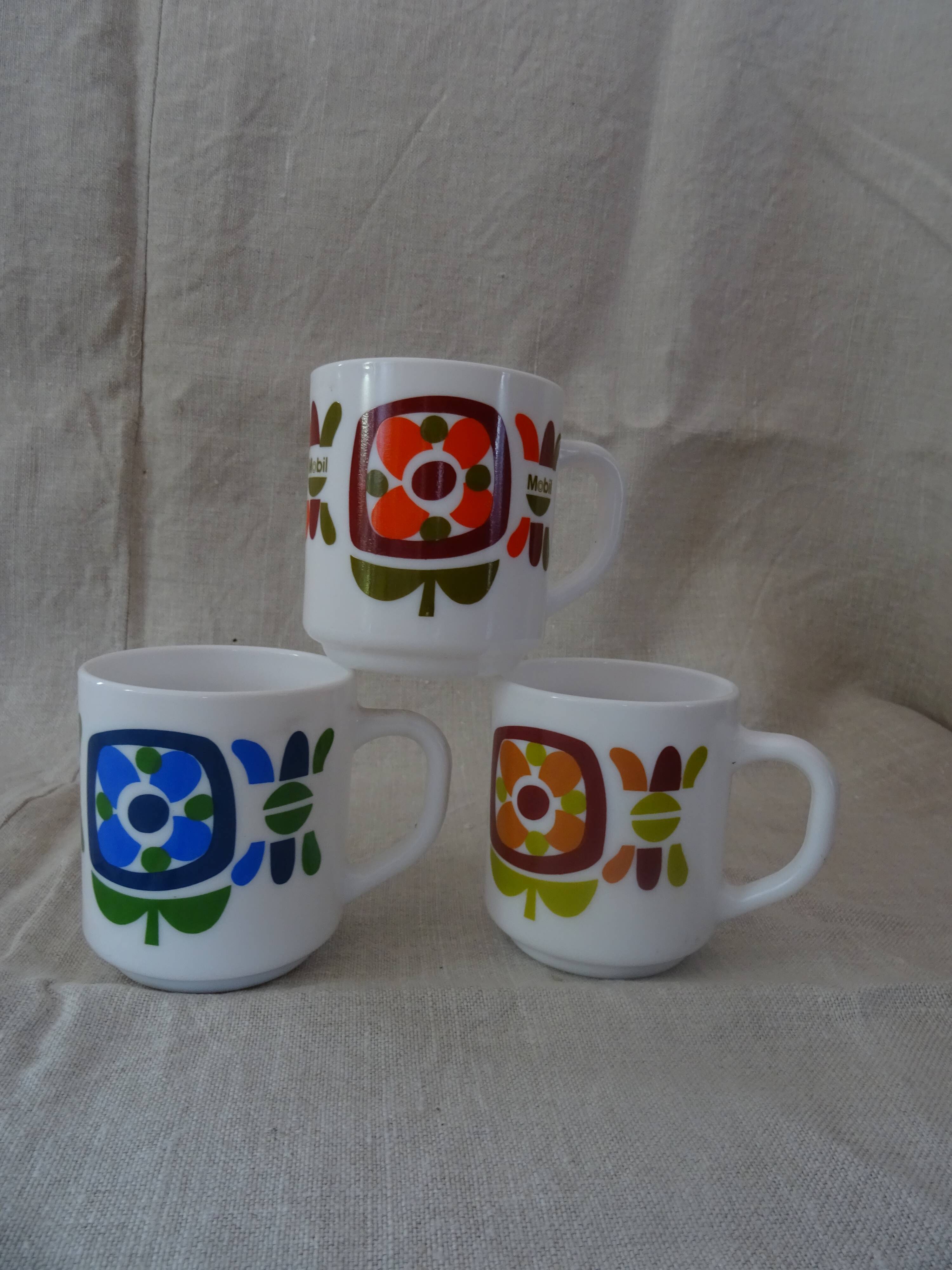 3 mugs mobil grosses fleurs Arcopal pub bleu  orange  ocre collection vintage