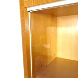 Vitrine en placage avec étagères