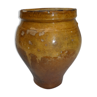 Ancient catalan fat pot in terracotta