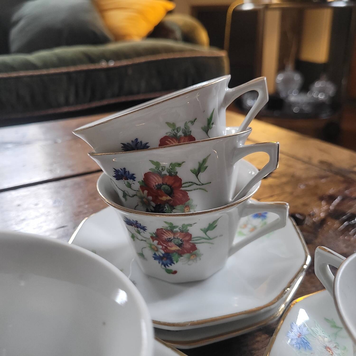 6 porcelain cups decorated with wildflowers from the 60s.