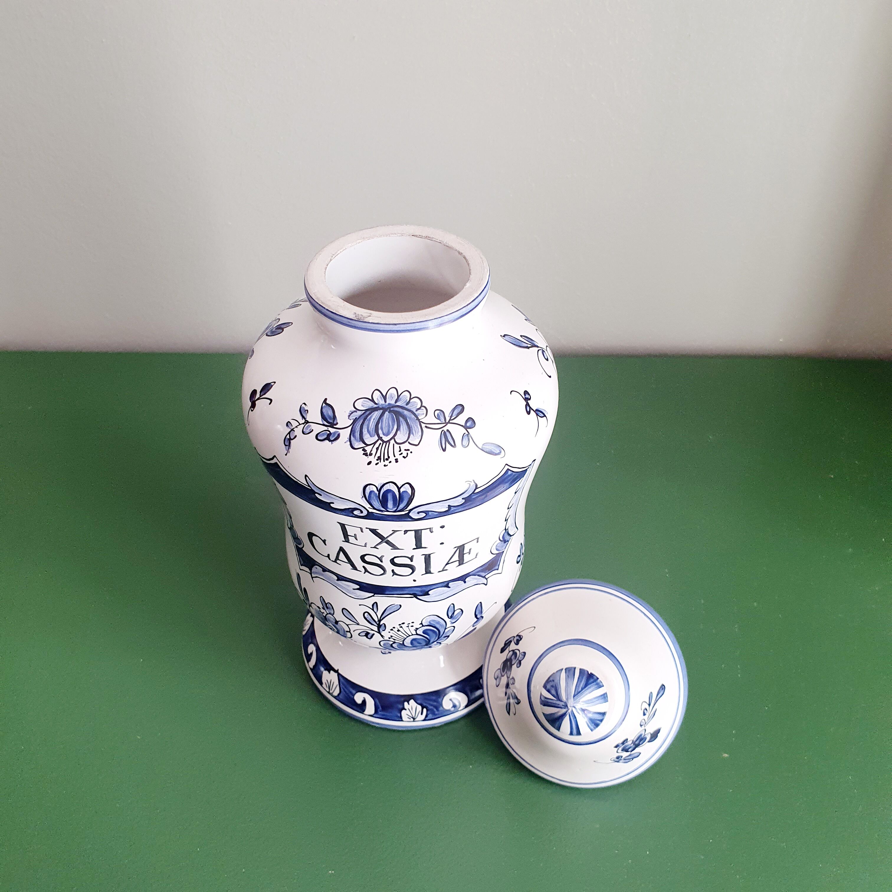 Ceramic apothecary pot