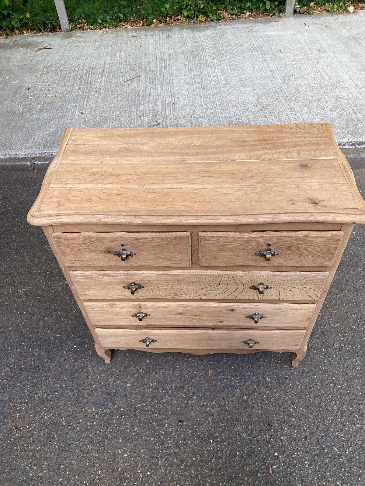 Commode de style Louis XV en chêne massif décapée années 50