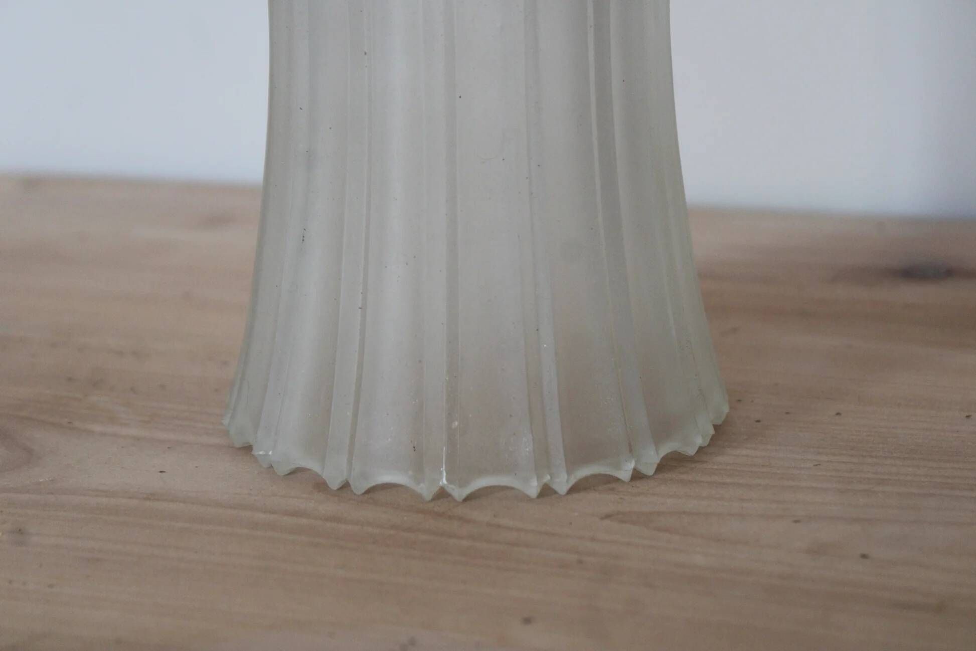 Old frosted glass lamp globe with fluted design – Raised rose decoration – H 14 cm