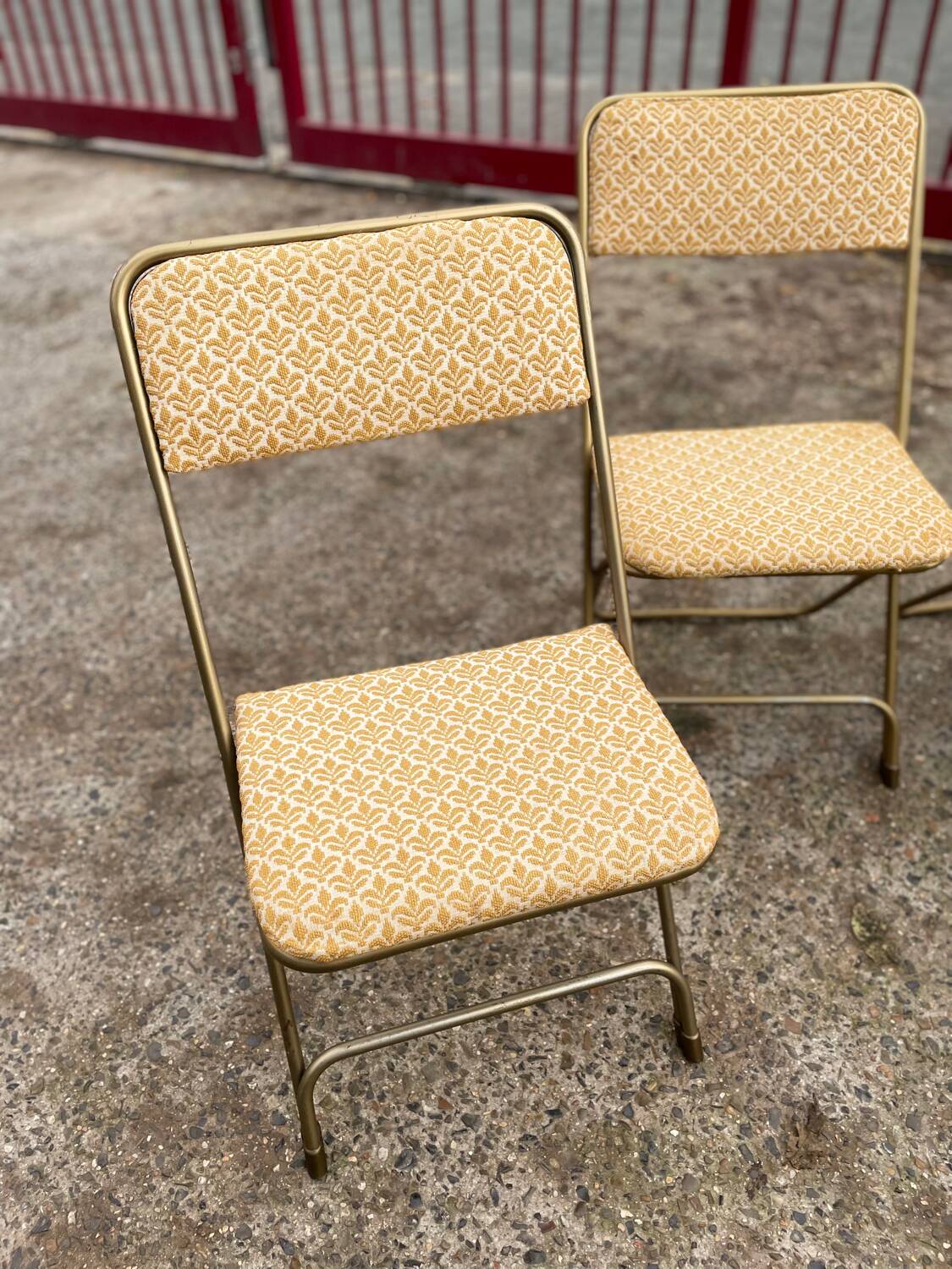 Set of 4 vintage folding chairs / 70's theater armchairs