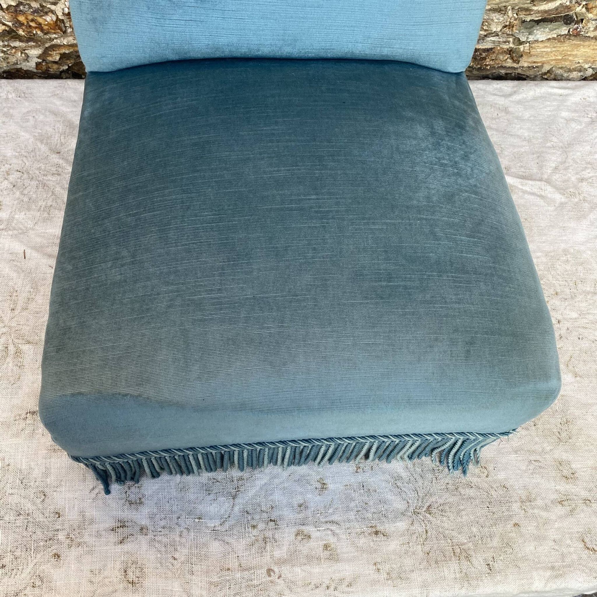 Fauteuil crapaud bas ancien en velours bleu