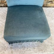 Fauteuil crapaud bas ancien en velours bleu