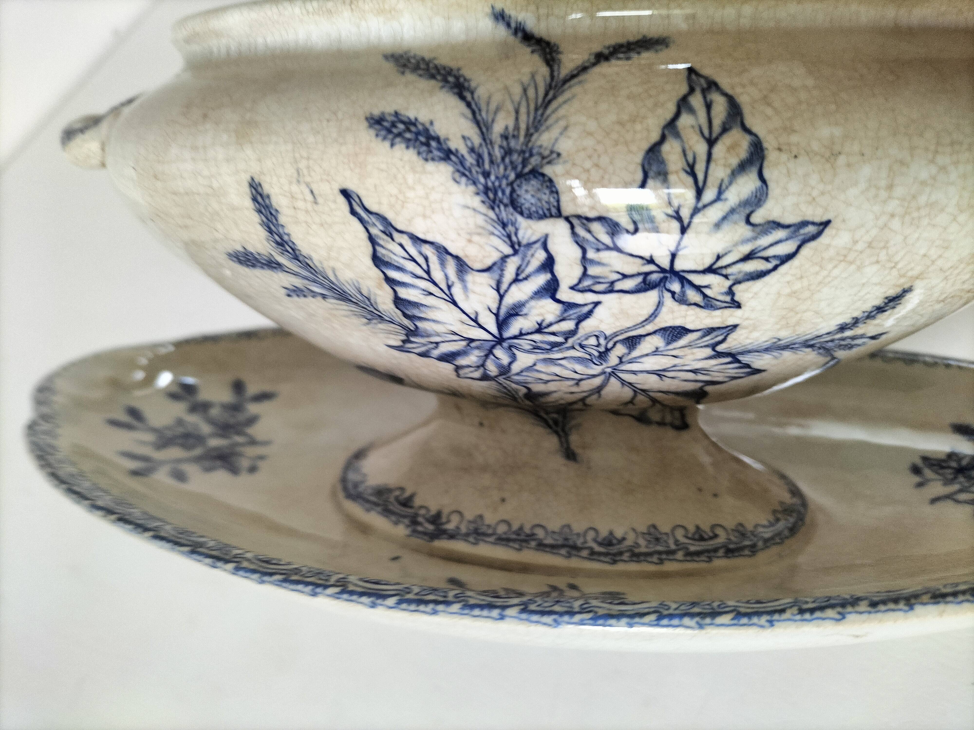 Small vegetable dish on a stand HB Choisy-le-Roi decoration Pine late 19th century