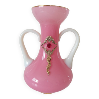 Vase en opaline rose anses blanches