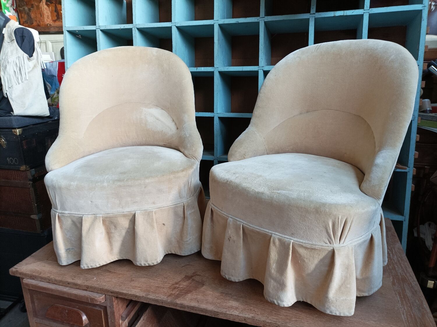 Pair of chair toad old foot black turns turns